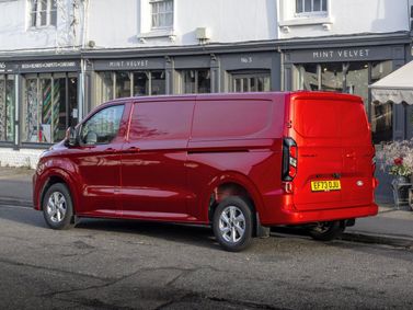 Ford Transit Custom ثانياً، فان LWB Van — منظر خلفي بزاوية ثلاثة أرباع