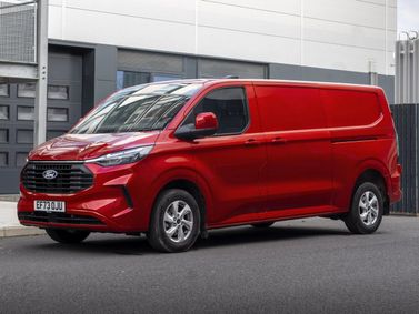 Ford Transit Custom ثانياً، فان LWB Van — منظر أمامي بزاوية ثلاثة أرباع