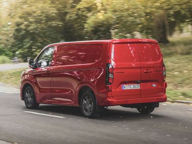 Ford Transit Custom ثانياً، فان SWB Van — منظر خلفي بزاوية ثلاثة أرباع