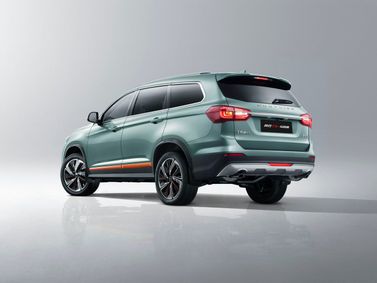 DongFeng Forthing T5 أنا فيس ليفت 2، دفع رباعي 5 أبواب 7-Seater — منظر خلفي بزاوية ثلاثة أرباع