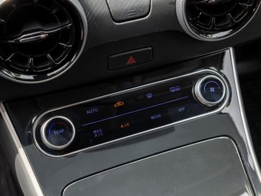 DongFeng Forthing T5 EVO، دفع رباعي 5 أبواب — الكونسول الوسطي