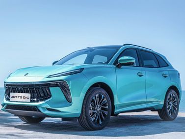 DongFeng Forthing T5 EVO، دفع رباعي 5 أبواب — منظر أمامي بزاوية ثلاثة أرباع