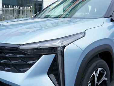 Geely Boyue II، دفع رباعي 5 أبواب — الجزء الأمامي من السيارة عن قرب