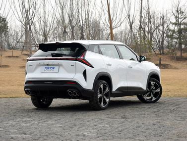 Geely Boyue Cool, Внедорожник 5 дв. — вид сзади в три четверти