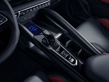 Geely Coolray I تجميل الوجه 2، دفع رباعي 5 أبواب — الكونسول الوسطي