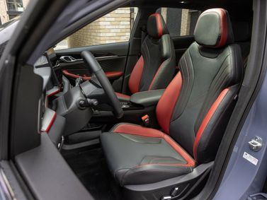 Geely Coolray I تجميل الوجه 2، دفع رباعي 5 أبواب — المقاعد الأمامية