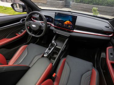 Geely Coolray I تجميل الوجه 2، دفع رباعي 5 أبواب — منظر عام للمقصورة