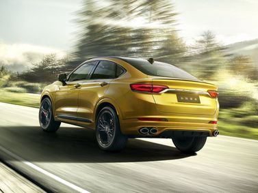 Geely Xingyue I، دفع رباعي 5 أبواب — منظر خلفي بزاوية ثلاثة أرباع
