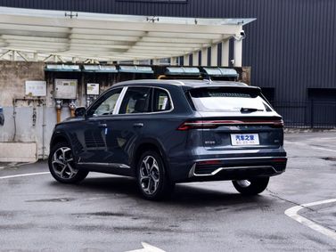 Geely Xingyue L I, Внедорожник 5 дв. — вид сзади в три четверти