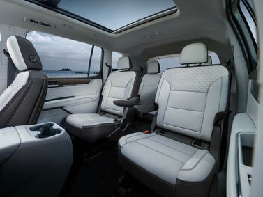 GMC Acadia ثالثاً، دفع رباعي 5 أبواب — المقاعد الخلفية