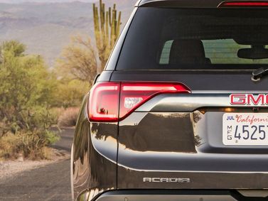 GMC Acadia ثانياً، دفع رباعي 5 أبواب — الجزء الخلفي من السيارة عن قرب
