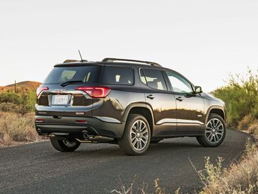 GMC Acadia ثانياً، دفع رباعي 5 أبواب — منظر خلفي أيمن