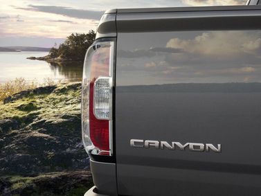 GMC Canyon ثانياً، بيك أب بكابينة مزدوجة long — الجزء الخلفي من السيارة عن قرب