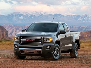 GMC Canyon ثانياً، بيك أب بكابينة ونصف — منظر أمامي أيمن
