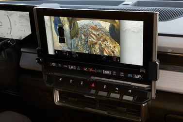 GMC Hummer EV، بيك أب بكابينة مزدوجة — شاشة نظام المعلومات والترفيه