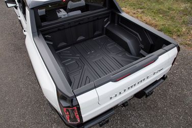 GMC Hummer EV، بيك أب بكابينة مزدوجة — منظر خلفي بزاوية ثلاثة أرباع