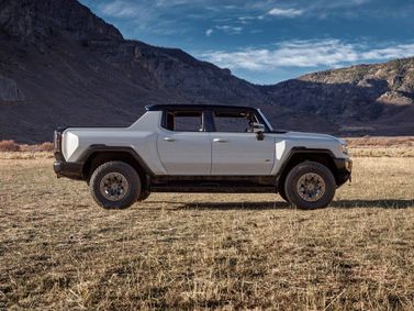 GMC Hummer EV، بيك أب بكابينة مزدوجة — منظر من الجانب الأيسر