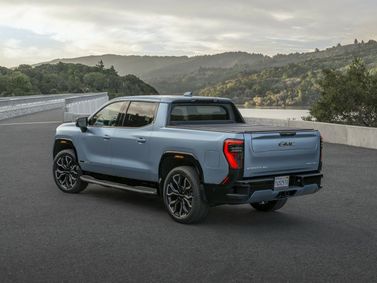 GMC Sierra فيس ليفت IV، بيك أب بكابينة مزدوجة EV — منظر خلفي بزاوية ثلاثة أرباع