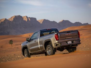 GMC Sierra رابعاً، بيك أب بكابينة مفردة Regular Cab — منظر خلفي بزاوية ثلاثة أرباع