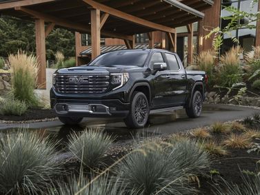 GMC Sierra فيس ليفت IV، بيك أب بكابينة مزدوجة Crew Cab — منظر أمامي بزاوية ثلاثة أرباع