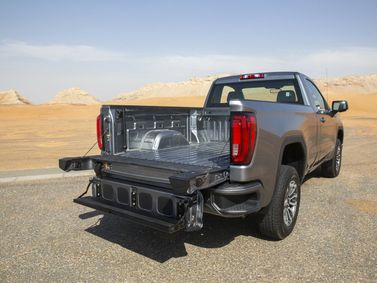 GMC Sierra رابعاً، بيك أب بكابينة مفردة Regular Cab — منظر خلفي بزاوية ثلاثة أرباع