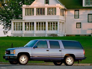 GMC Suburban، دفع رباعي 5 أبواب — منظر أمامي أيسر