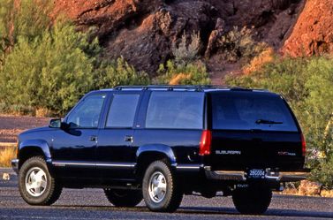 GMC Suburban، دفع رباعي 5 أبواب — منظر خلفي أيسر