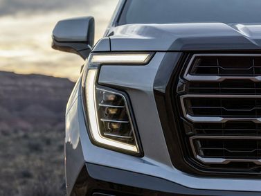 GMC Yukon فيس ليفت V، دفع رباعي 5 أبواب — المصباح الأمامي