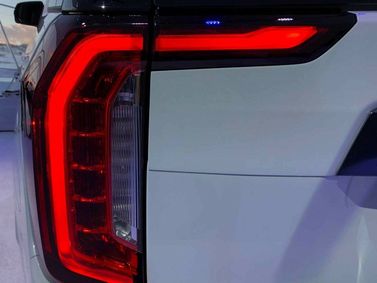 GMC Yukon V، دفع رباعي 5 أبواب XL — المصباح الخلفي