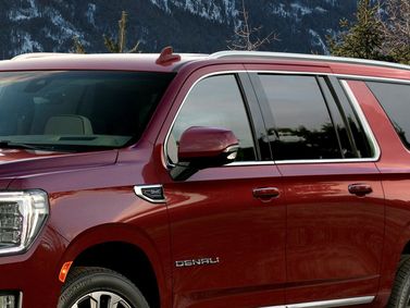 GMC Yukon V، دفع رباعي 5 أبواب XL — منظر من الجانب الأيمن