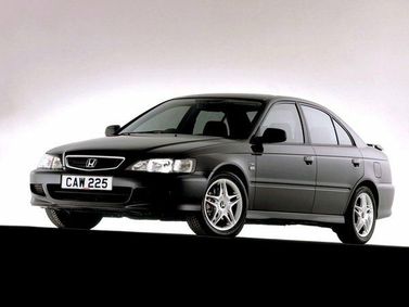 Honda Accord VI, Седан — вид спереди справа