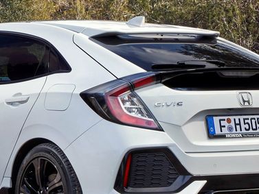 Honda Civic X, Хэтчбек 5 дв. — вид сзади справа