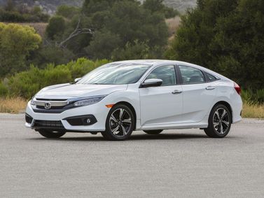 Honda Civic X, Седан — вид спереди справа
