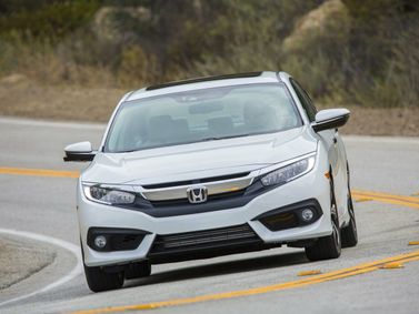 Honda Civic X, Седан — вид спереди слева
