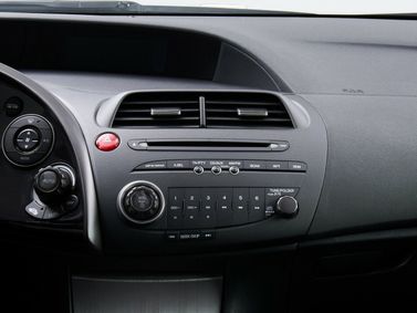 Honda Civic ثامناً، هاتشباك 5 أبواب — الكونسول الوسطي