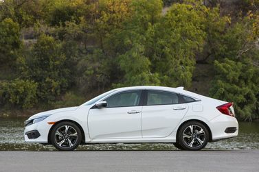 Honda Civic X, Седан — вид слева