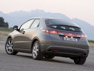 Honda Civic ثامناً، هاتشباك 5 أبواب — منظر خلفي أيمن