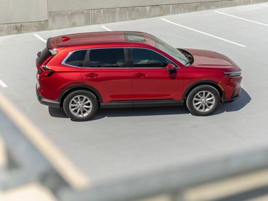 Honda CR-V سادساً، دفع رباعي 5 أبواب — منظر من الجانب الأيمن