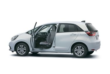 Honda Fit IV Рестайлинг, Хэтчбек 5 дв. — вид спереди в три четверти
