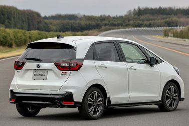 Honda Fit فيس ليفت IV، هاتشباك 5 أبواب RS — منظر خلفي بزاوية ثلاثة أرباع