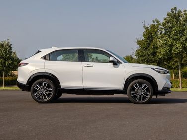 Honda HR-V ثالثاً، دفع رباعي 5 أبواب — منظر من الجانب الأيسر