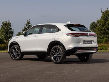 Honda HR-V ثالثاً، دفع رباعي 5 أبواب — منظر خلفي بزاوية ثلاثة أرباع