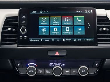 Honda Jazz رابعاً، هاتشباك 5 أبواب — شاشة نظام المعلومات والترفيه