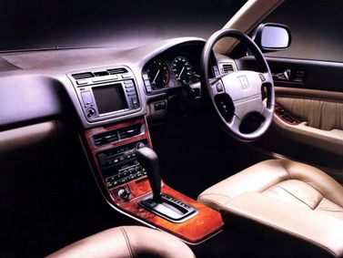 Honda Legend ثانياً، سيدان — منطقة السائق