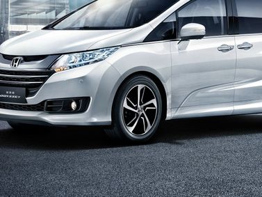 Honda Odyssey V, Минивэн — вид спереди справа