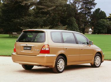 Honda Odyssey II Рестайлинг, Компактвэн — вид сзади в три четверти