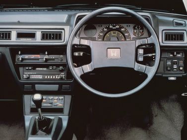 Honda Prelude I، كوبيه — منطقة السائق