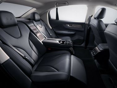 Hongqi E-QM5 I, Седан — задние сиденья