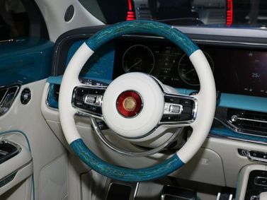 Hongqi L5 II, Лимузин — рулевое колесо