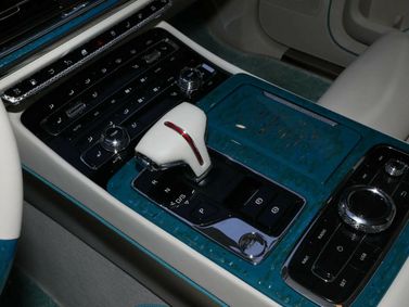 Hongqi L5 II, Лимузин — селектор коробки передач